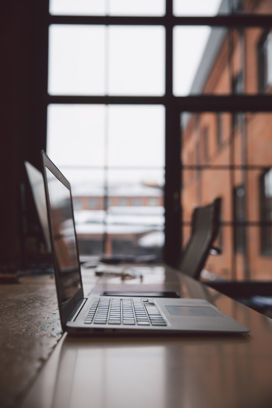 Minimalist and tidy workspace focused on clarity